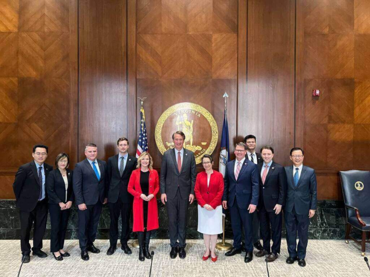 駐美代表蕭美琴（右5）16日轄訪美國維吉尼亞州，拜會維州共和黨籍州長楊金（中）。（駐美代表處提供）