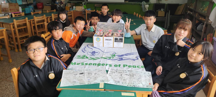 高雄市茄萣國中發起募捐活動，師生利用童軍課程自製捐款分享箱，在校內發起募捐，23日要寄到土耳其表達對災區的關心。（高雄市教育局提供）