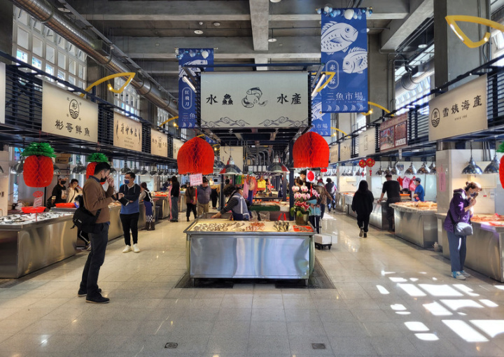 歷經近3年改建，宜蘭南方澳第一拍賣魚市場1日開幕啟用，攤位空間更顯乾淨明亮，且市場規劃把殺魚與賣魚分開處理，預期將成全國典範魚市場，讓消費者有截然不同感受。