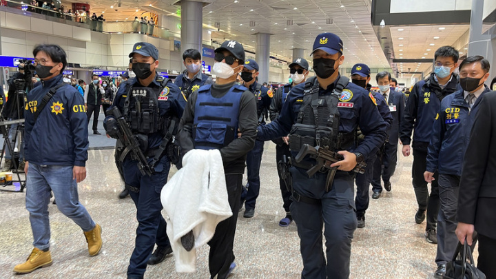台南學甲槍擊案主嫌「紅龜」洪政軍及槍手孔祥志在 中國落網，25日被警方從廈門押解回台，約下午2時40分抵達桃園國際機場，一路由刑事局除暴特勤隊警戒至管制區外，再由台南警方接手。