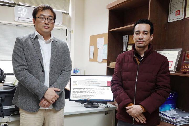 中山大學光電工程學系助理教授李炫錫（左）帶領博士班學生何莫善（Hossam A. E. Omr）（右）共同研究光能轉換應用。（國立中山大學提供）