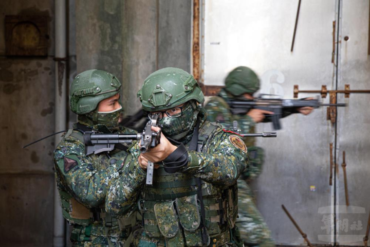 陸軍裝甲第586旅聯兵二營於作戰計畫演練中，進行限制空間戰鬥課目操演。