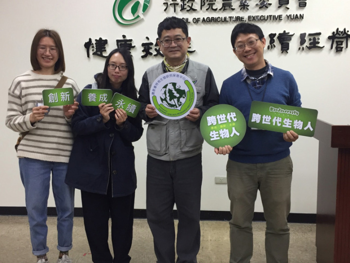 特有生物研究保育中心15日指出，每年暑期推出的12梯次營隊由專家實境親授，總是超夯秒殺，4月底起可關注保教館臉書即時報名。