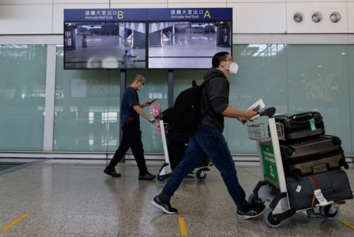 香港6日起不再要求海外及台灣入境者曾接種抗COVID-19疫苗。圖為香港國際機場入境旅客。（路透社）