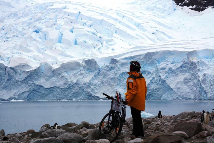 印度旅人德布納斯大學畢業後，以單車環遊世界的方式，宣導正確認識愛滋，足跡遍布南極洲。（德布納斯提供）