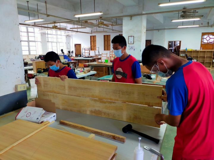 桃源國中學生修繕樹屋桌