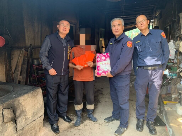 台中市警察局第四分局春社派出所長邱量虔（右2）透過員警訪查得知，75歲廖姓老婦經濟來源靠變賣資源回收物品，僅能以柴燒烹煮食物且三餐不繼，與台中第四警分局長李建興（左1）募集善款並送到對方手中。（警方提供）