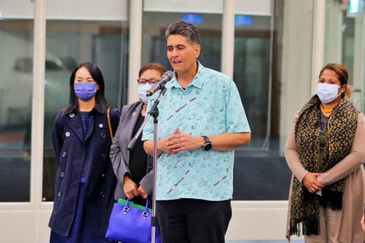 帛琉共和國總統惠恕仁（Surangel S. Whipps, Jr.）（前）22日晚間抵台轉機，在桃園機場短暫停留並發表談話，為6月將在帛琉舉行的「帛琉國際馬拉松」賽事宣傳，邀請包含台灣在內全球各地的馬拉松愛好者共襄盛舉。