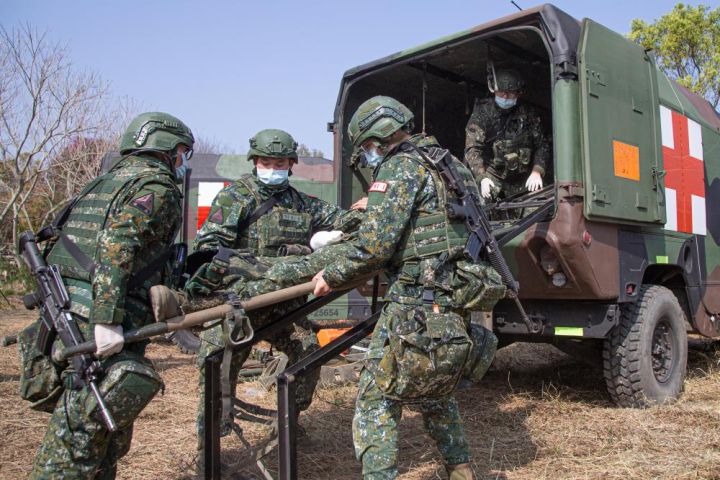 陸軍裝甲第586旅聯兵二營於作戰計畫演練中，進行戰傷救護課目操演。