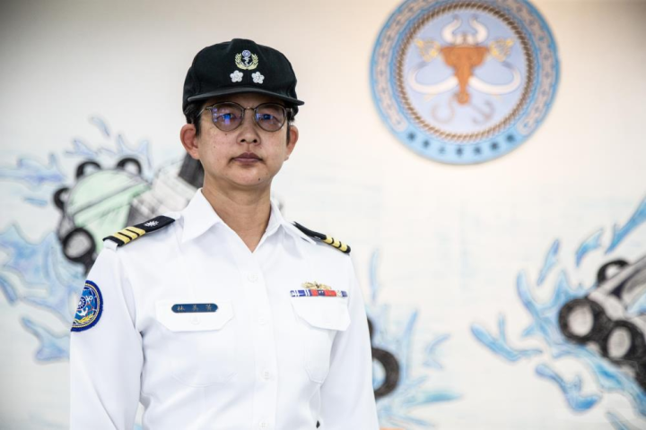 左營港務隊隊長林中校表示，拖駁艇作業看似簡單，卻有著極高的風險。