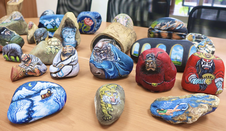 高雄市愛國國小校長歐陽國榮將收集來的石頭都變成畫布，透過觀察、想像力讓每個石頭有新生命，畫作從達摩祖師、鍾馗到經典帆布鞋等，已累積逾150個石頭畫。（高雄市教育局提供）