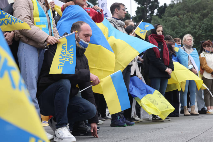 「戰火連綿．希望猶存．台灣與烏克蘭同在」集會活動25日下午在台北自由廣場舉行，與會者透過實際行動持續聲援烏克蘭，彰顯台灣這一年來對烏克蘭的支持，同時也為俄烏戰爭罹難者默哀。