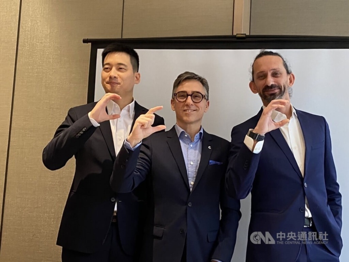 Costa Chief Commercial Officer Roberto Alberti (center) is seen at a news conference on Thursday in Taipei. CNA photo Feb. 2, 2023