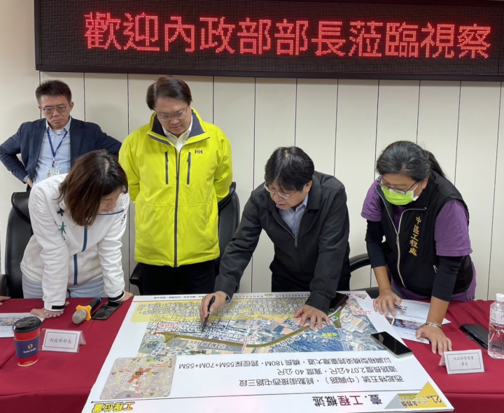 內政部長林右昌(右3)聽取營建署長吳欣修(右2)說明本工程路線規劃與執行進度