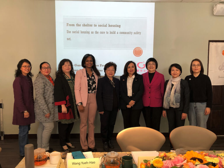 貝里斯總理夫人兼婦幼特使羅莎娜（Rossana Briceño）（右4）與貝里斯駐台大使碧坎蒂（Candice Pitts）（左4）等人17日參訪勵馨基金會林口服務中心，了解台灣婦幼保護與受暴婦女庇護實務工作。（勵馨基金會提供）