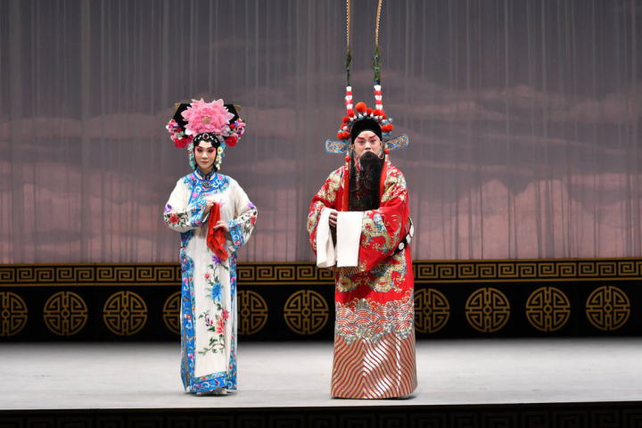 2023台北新劇團京劇薈演25日起一連兩天將在台北市政大樓親子劇場演出。圖為京劇「四郎探母」中最著名的一折「坐宮」，由演員孔玥慈（左）飾演鐵鏡公主。（辜公亮文教基金會提供）