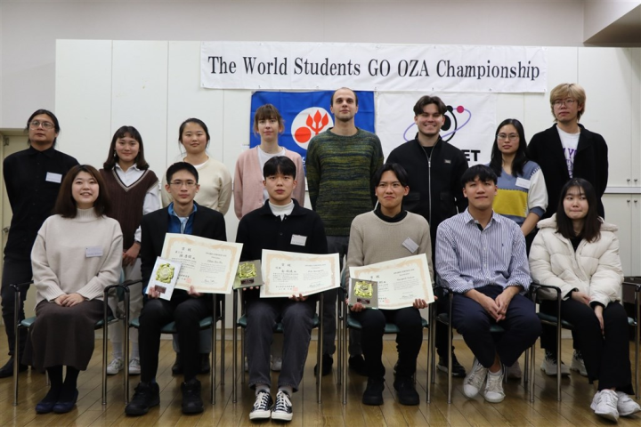 Sixteen participants from around the world take a group picture after the tournament comes to an end in Tokyo Wednesday. Photo courtesy of HaiFong Go Association