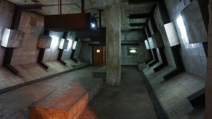 洛杉磯寬容博物館（Museum of Tolerance）透過互動裝置、倖存者講座，記錄1933年到1945年德國納粹屠殺600萬猶太人的歷史，圖為仿真的毒氣室空間，牆上播放紀錄片。