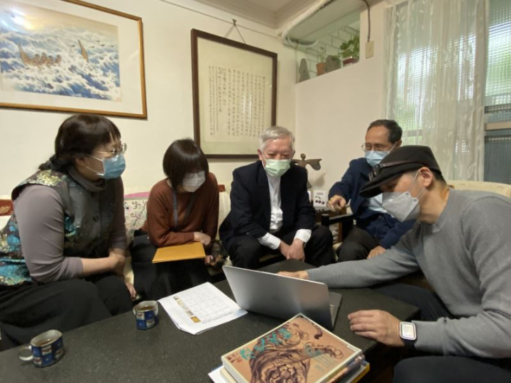 林柏亭教授(右2)向梁永斐館長(右3)及史博館同仁講述其父親林玉山老師畫作