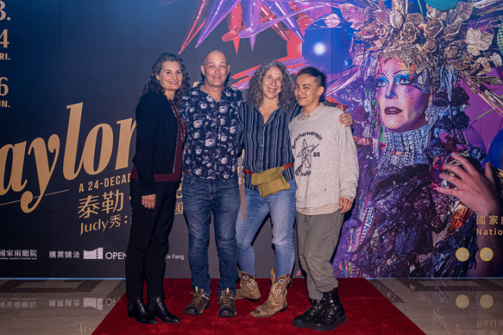 表演家泰勒・馬克（Taylor Mac）「Judy秀：美可敵國」變裝歌舞秀將在台北國家戲劇院登場，泰勒・馬克（左2）與共同演出的台灣變裝皇后簡詩翰（Hannah）（右1）等人22日接受媒體聯訪並合影。