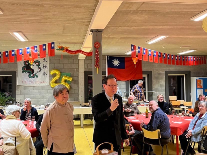 駐比公使楊平齊(右)出席比利時太極拳協會會長梁傑鴻僑務顧問(左)舉辦之農曆新年春節餐會