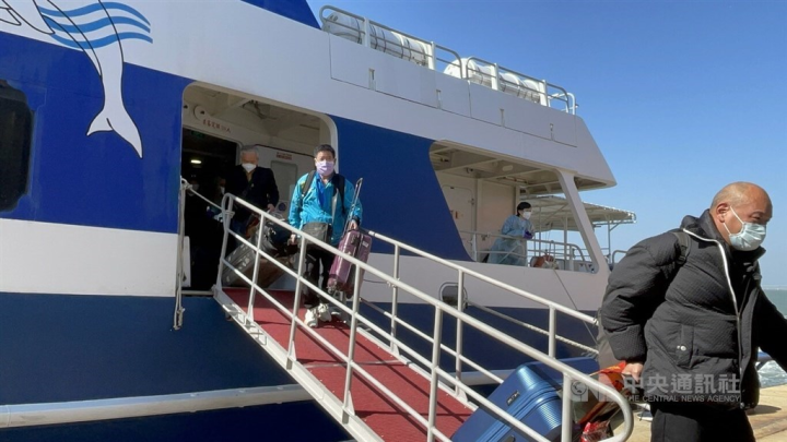 Passengers arrive in Kinmen on ferry from the Chinese city of Xiamen, when the services were resumed on Jan. 7. CNA file photo