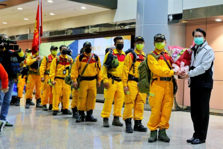 Returning rescue workers are greeted by Interior Minister Lin Yu-chang at Taoyuan International Airport on Wednesday. CNA photo Feb. 16, 2023