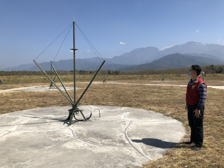 NCC揭露位於屏東南州的高頻電波監測站，可以偵測特定頻段、確保電波秩序，圖為位於戶外的天線場域中9組天線的其中1組。