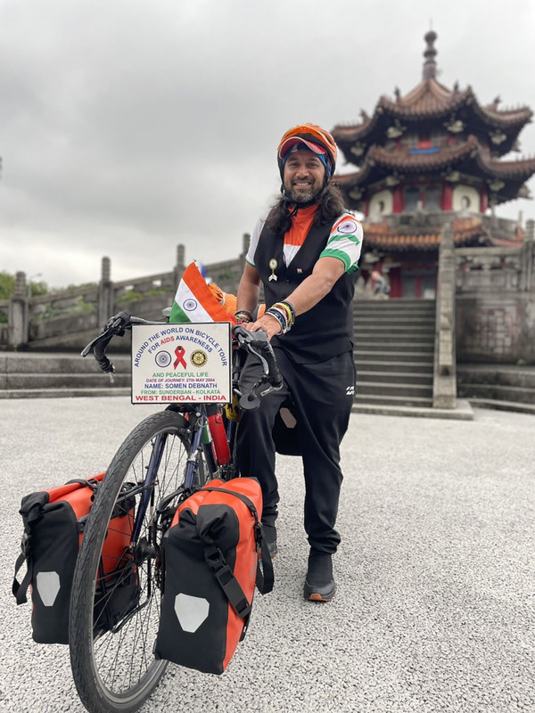 印度旅人德布納斯以單車環遊世界，宣導愛滋防治，近日抵達台灣，是此行第172國。圖攝於228和平公園。