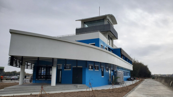 嘉義縣布袋漁港安檢所新建廳舍8日舉行落成啟用揭牌典禮，新建廳舍外型以海巡藍白色為基調，並搭配獨特船形外觀建造，融入在地特色，象徵勝利出航，以嶄新面貌成為嘉義地區新地標。（海巡署中部分署提供）