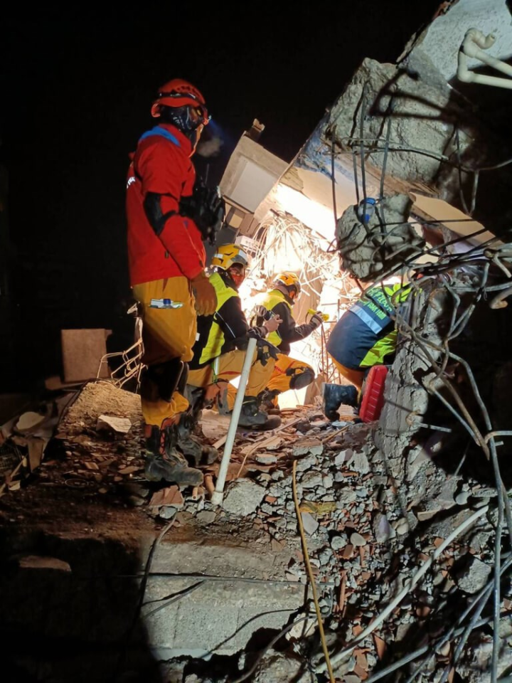 土耳其強震死傷慘重，台北市搜救隊前進災區展開搶救作業，於當地時間8日深夜再發現1名受困者的敲擊聲，準備碎石機破壞、救援。（消防署提供）