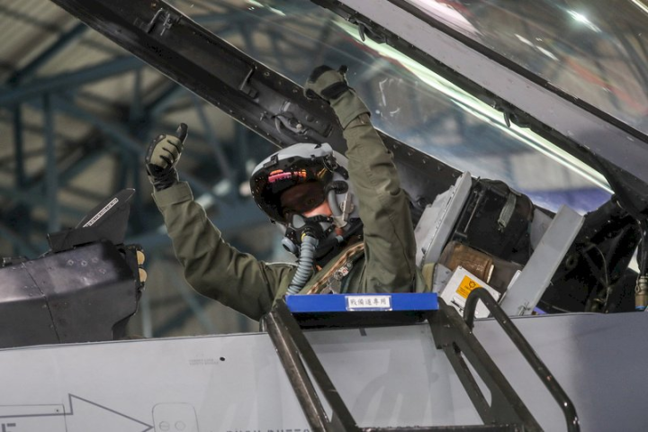 空軍「鳳展專案」構改升級我軍F-16V戰機，國防部近日證實，聯合頭盔瞄準系統將會依照期程續購。