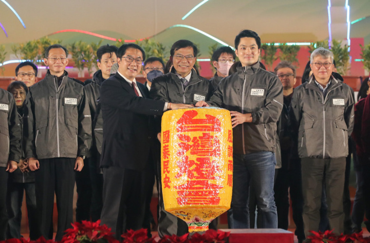 2023台灣燈會19日晚間在台北國父紀念館舉行閉幕式，台北市長蔣萬安（前右）在交通部長王國材（前中）等人見證下，將台灣燈會主辦權交棒給台南市長黃偉哲（前左）。