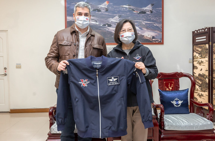 總統致贈阿布鐸總統「空軍第五聯隊」的飛行夾克、帽子