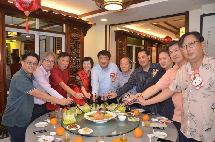駐汶萊大使史亞平（左四)與汶萊台灣商會會員撈魚生取好采頭。
