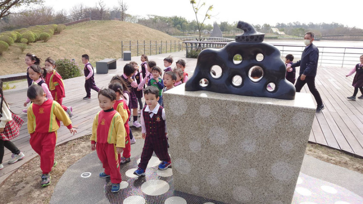 故宮博物院南部院區公共藝術充實多元，戶外設有日本藝術家草間彌生石雕作品「南瓜精靈」，既有趣味性又十分俏皮，吸引幼兒園小朋友們的目光。