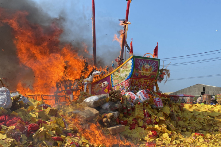 每3年舉行一次的台南市定民俗佳里金唐殿蕭壠香，16日進行壓軸的送王（燒王船），大批添載品與王船一起火化。