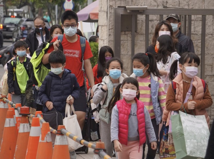 校園口罩令即將鬆綁，但隊許多孩子來說恐會有「容貌焦慮」而不敢脫下口罩。圖為小學生配戴口罩依序排隊進入校園。 (圖：中央社)