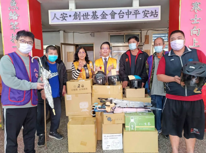 台中捷運公司2022年受理近8400件遺失物，中捷在無人認領而取得所有權遺失物中挑出280件可使用的日常用品，捐贈社福團體，盼藉此幫助弱勢民眾。（台中捷運公司提供）