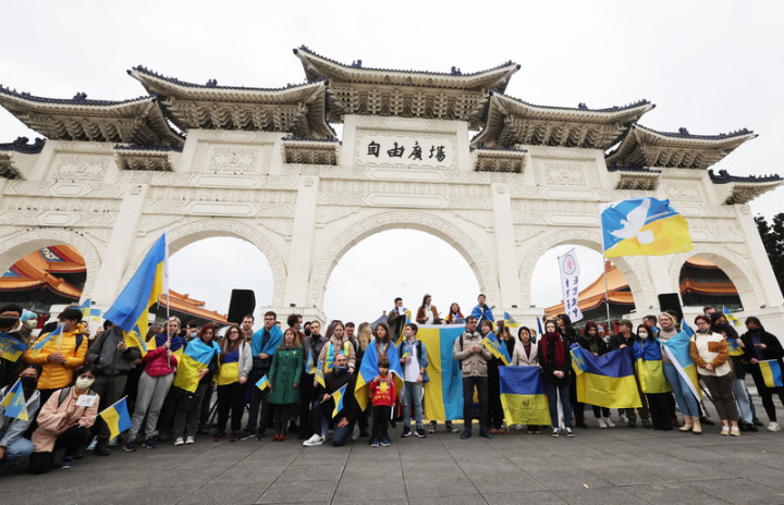 民團「台灣烏克蘭陣線」25日下午在台北自由廣場前舉辦集會，在俄羅斯全面武力入侵烏克蘭滿週年之際，邀請民眾再次齊聚，一同聲援烏克蘭。