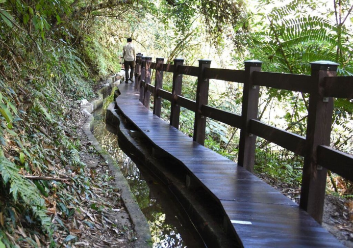 農委會農田水利署改善苗栗縣大湖鄉灌溉系統，整建逾百年歷史的雅悠圳，穩定輸水同時導入智慧排砂及灌溉設備，提升灌溉效率，同時透過族群融合及水圳開鑿的歷史故事，重現古圳風華。（苗栗縣政府提供）