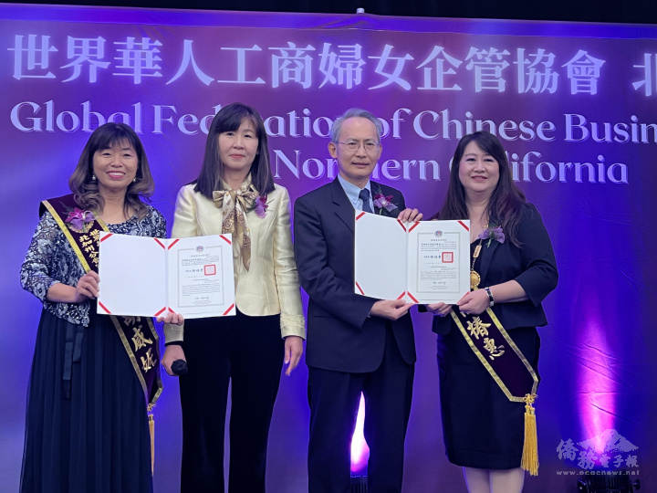 賴銘琪偕同莊雅淑代為頒發僑務委員會徐佳青委員長賀狀予新任會長高椿惠(右)及嘉勉函給卸任會長胡威妮(左)