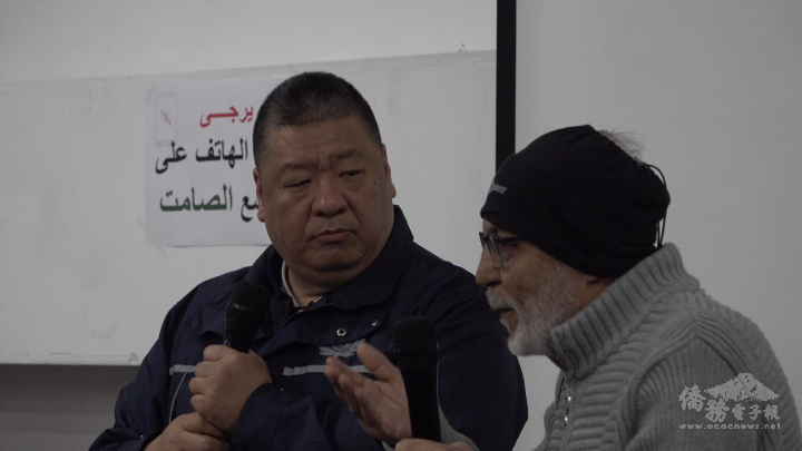 志工邀請災民上來講述自己的故事