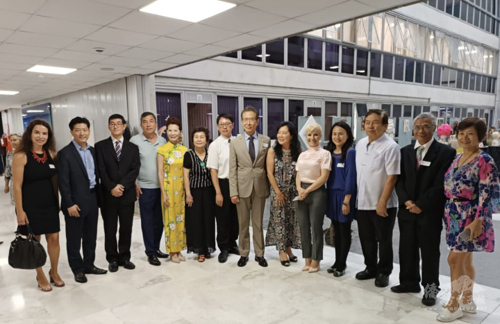 僑界代表合攝於卞啟祥畫作前