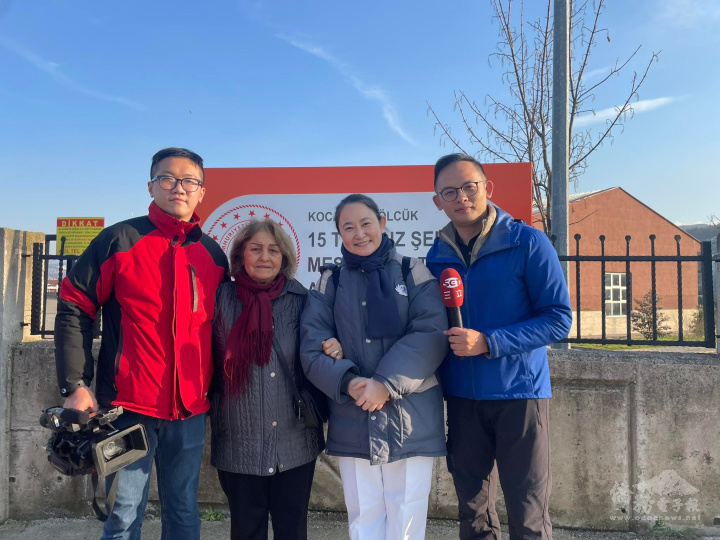 三立電視臺記者和慈濟志工周如意，與貝漢太太在大愛屋原址前的學校合影