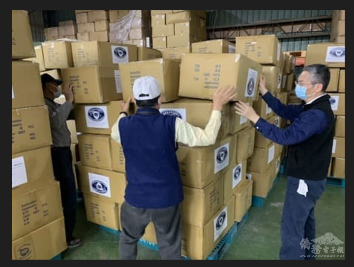 慈濟師兄在倉庫準備運送捐贈物資到土耳其 (慈濟北加分會提供)