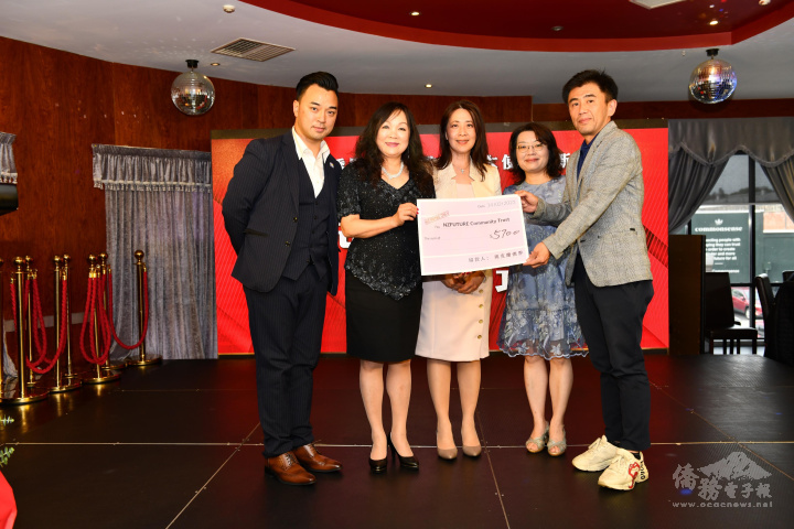 紐西蘭臺灣商會發起奧克蘭僑界「百年大水 百元賑災」募款活動，善款由會長李昀翰（左一）與僑務委員陳姿穎代表捐贈給紐西蘭未來社區信託基金會由周嘉煌（右）代表接受，歐江安及陳詠韶見證