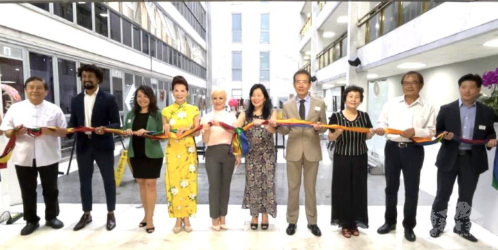 貴賓一起拉開彩帶