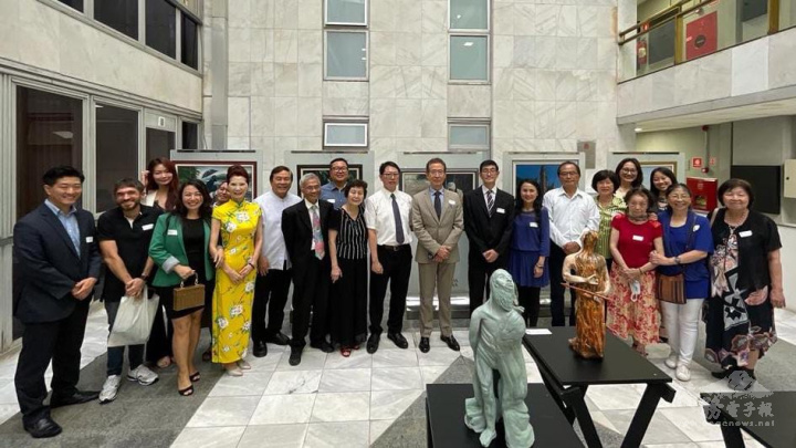 大雨中趕來欣賞藝術家聯展來賓合照