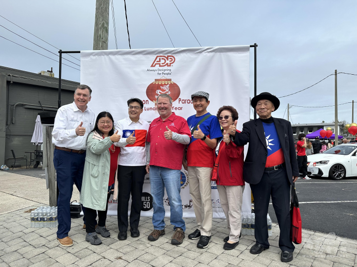 周啟宇（左三）與中美協會會長何美蓮（左二）、奧蘭多市議員Robert Stuart（左一）、奧蘭多市長Buddy Dyer（圖中）、僑務諮詢委員楊喬生（右一）、王成章委員夫婦（右三）合影